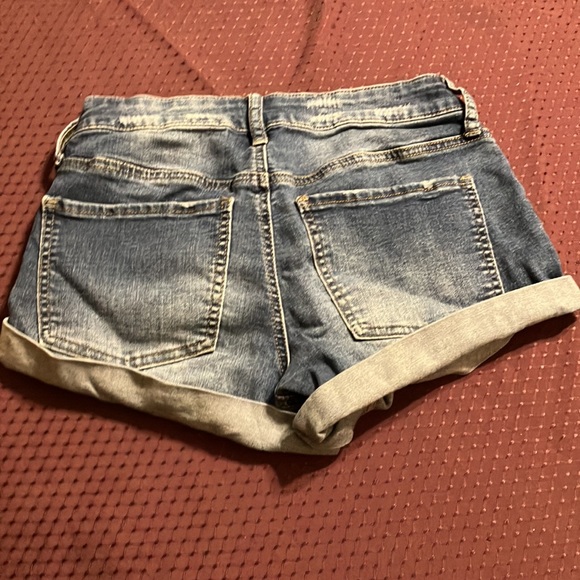 Jean shorts by SO in EUC destressed / ripped size 5 - Picture 2 of 2